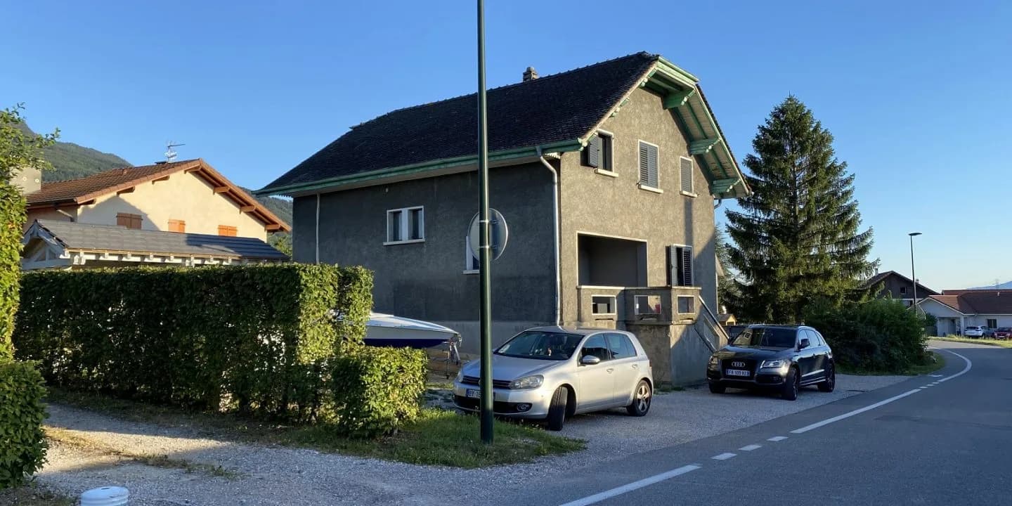 Maison savoyarde au crépi gris avant rénovation des façades et de la toiture