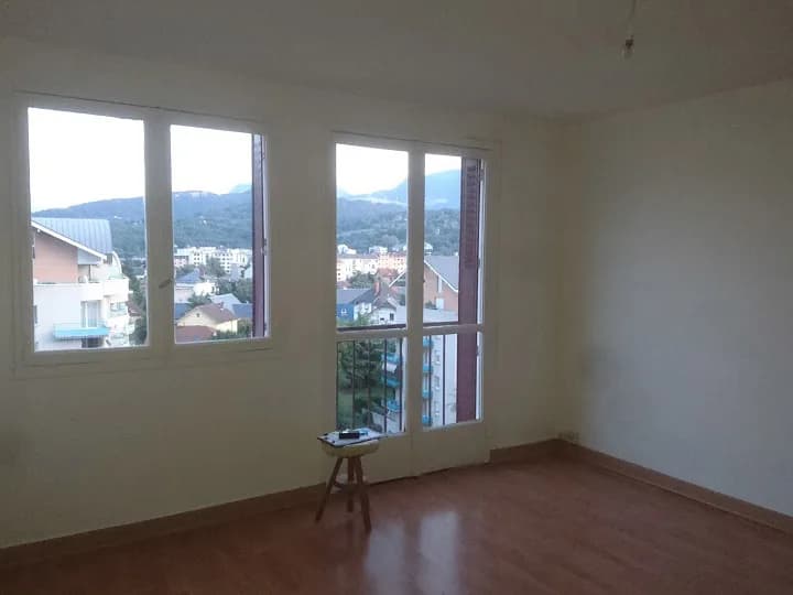 Séjour vide de l’appartement de Chambéry avant rénovation, vue sur les montagnes