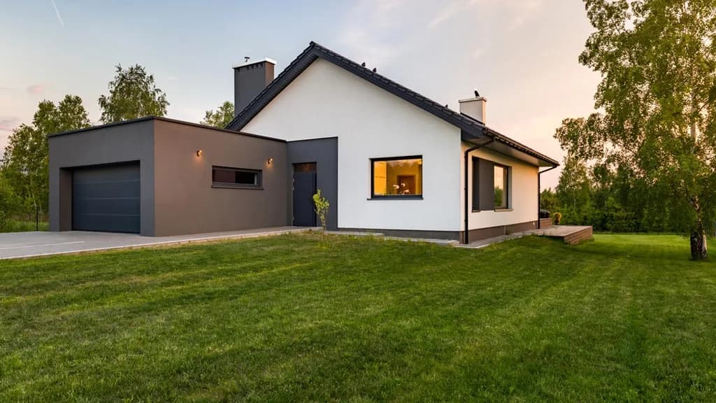 Maison contemporaine et son terrain enherbé avant aménagement paysager