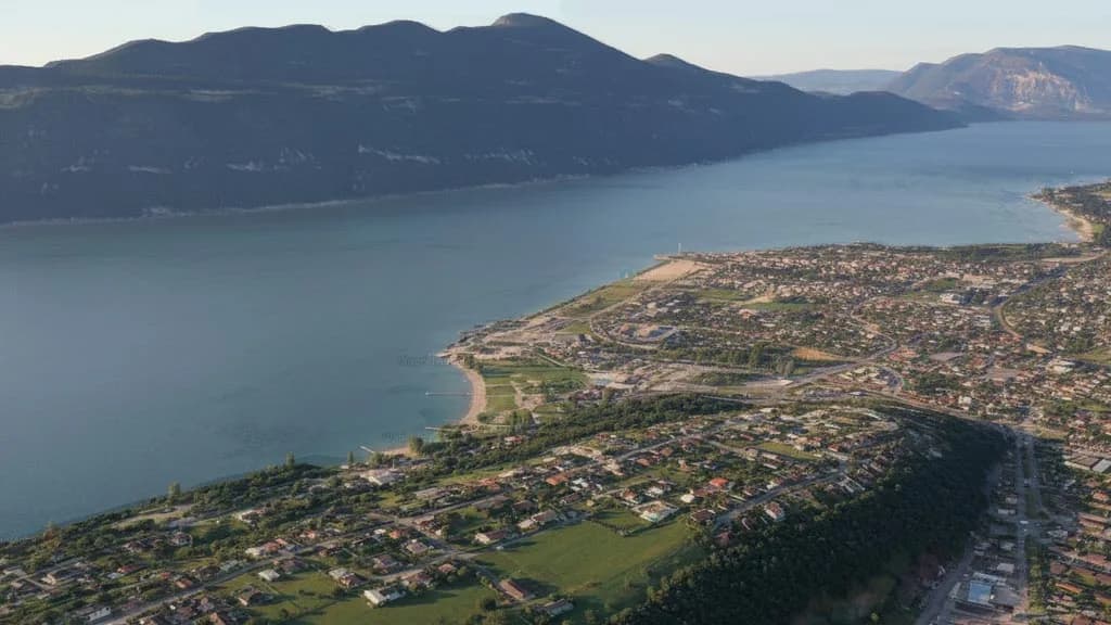 La même vue aérienne transformée en photographie réaliste prise au drone